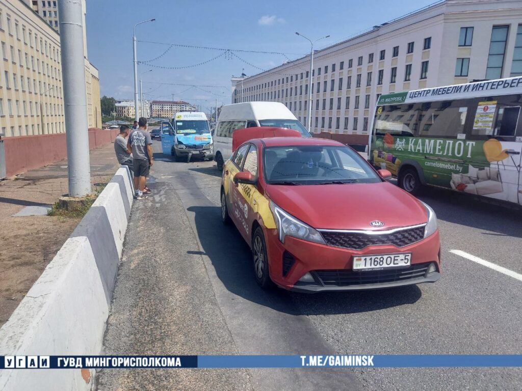 ДТП на Западном мосту с четырьмя автомобилями