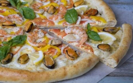 Пицца с мидиями и креветками - морское наслаждение