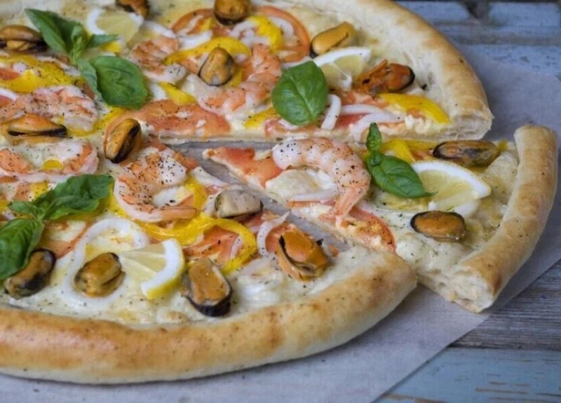 Пицца с мидиями и креветками - морское наслаждение