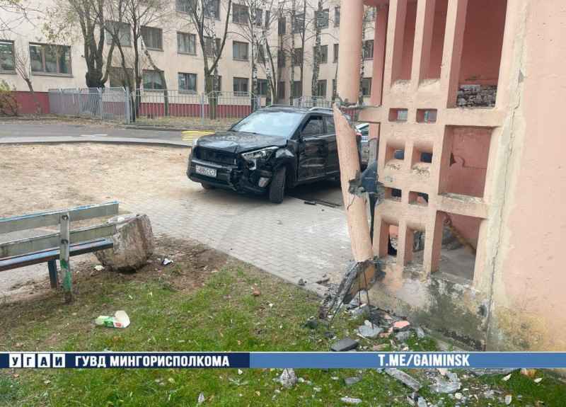 В Минске автомобиль врезался в подъезд дома