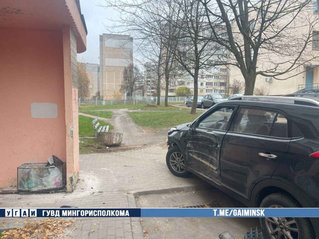 В Минске автомобиль врезался в подъезд дома