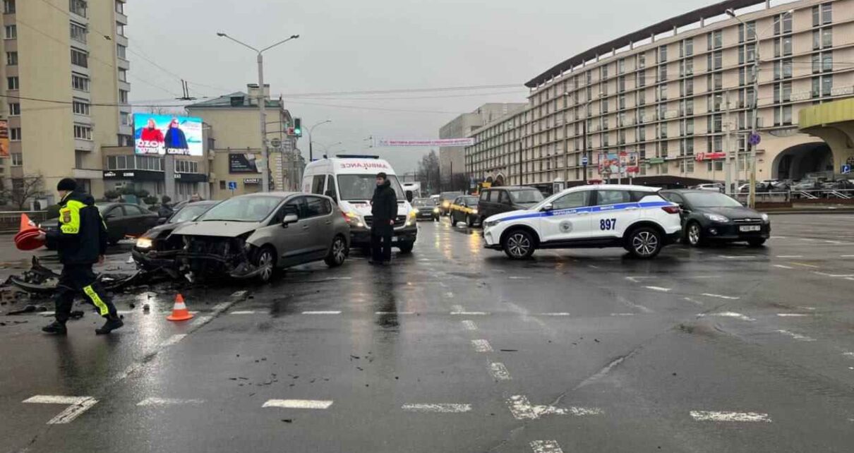 На "Машерова" столкнулись «Peugeot» и «BMW»