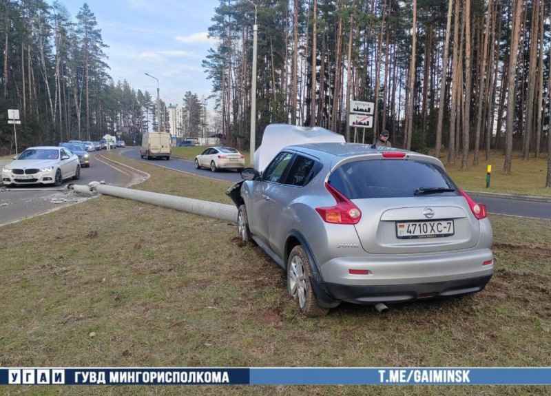 На кольцевой «Nissan» врезался в столб