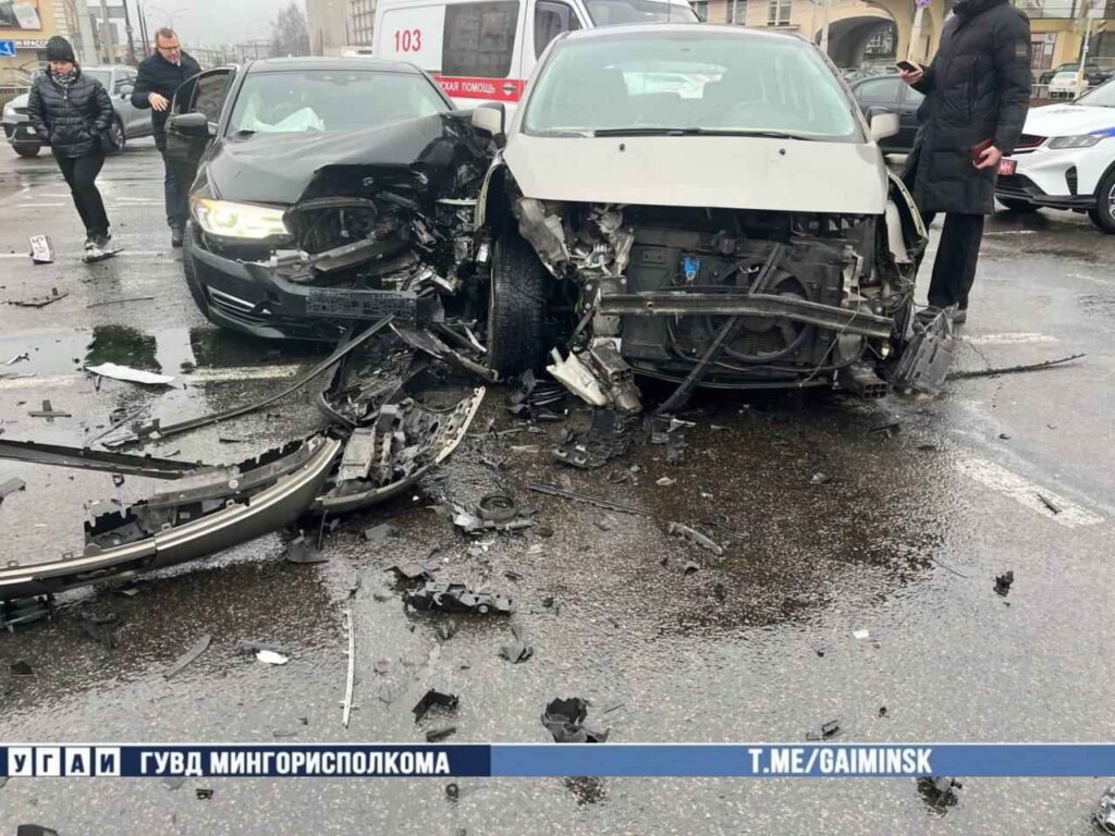 На "Машерова" столкнулись «Peugeot» и «BMW»