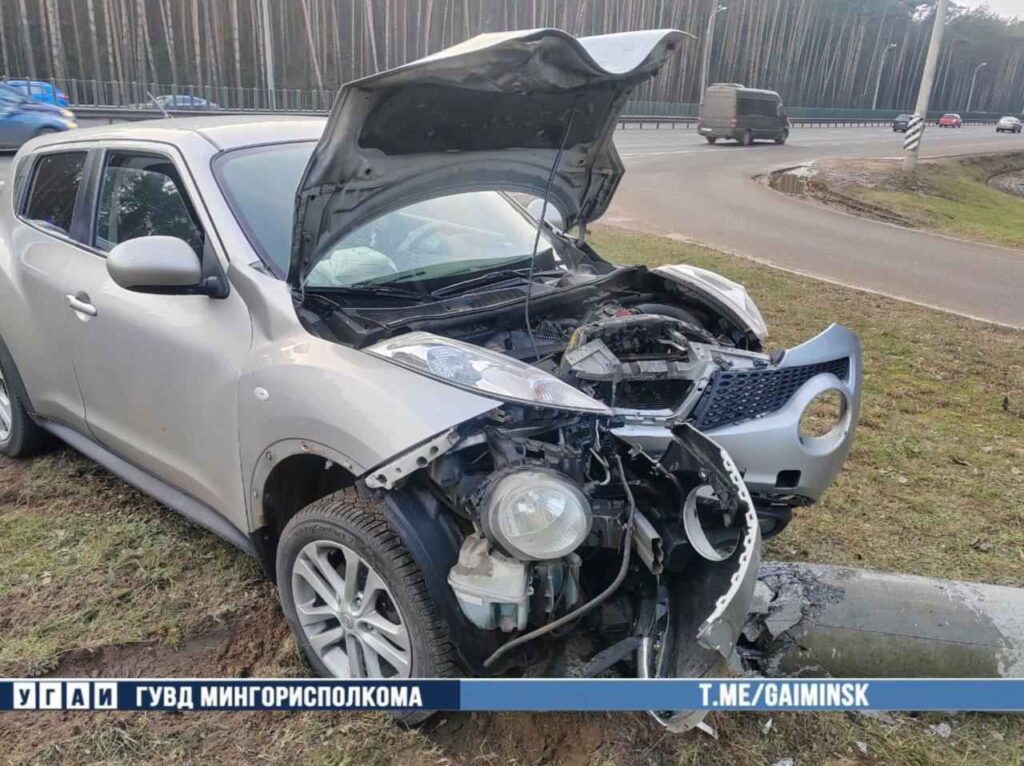 На кольцевой «Nissan» врезался в столб