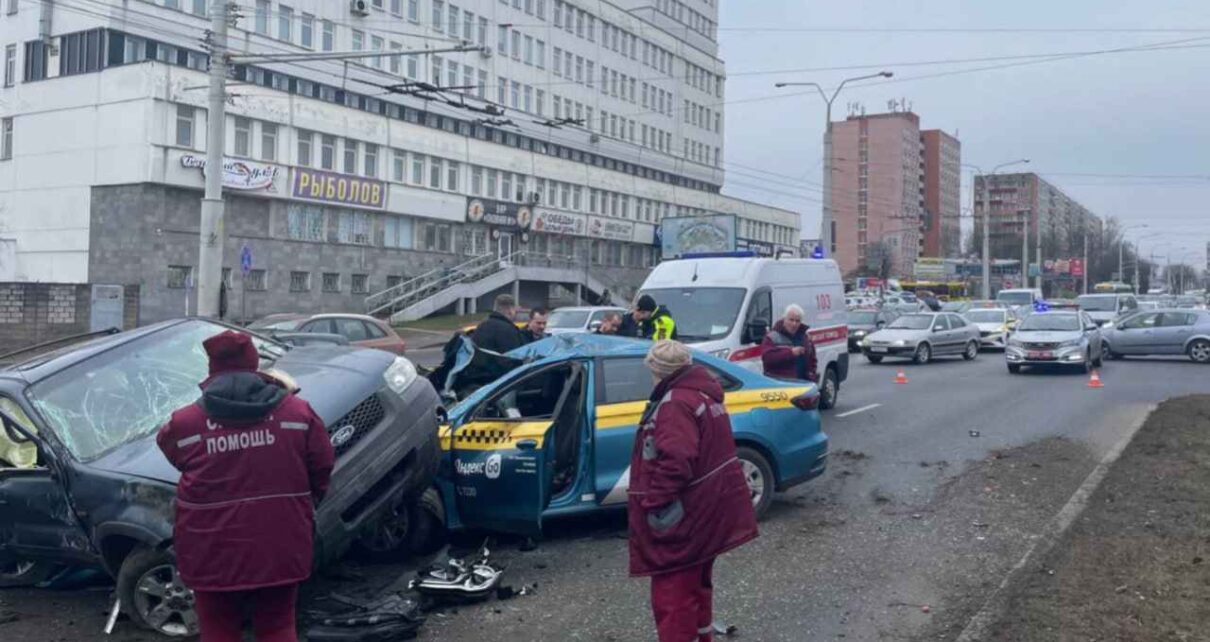 Серьезная авария с тремя автомобилями на проспекте Пушкина