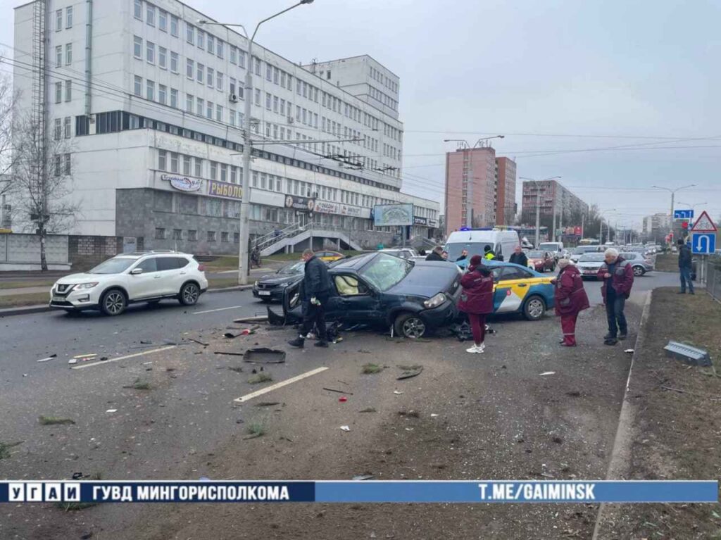 Серьезная авария с тремя автомобилями на проспекте Пушкина