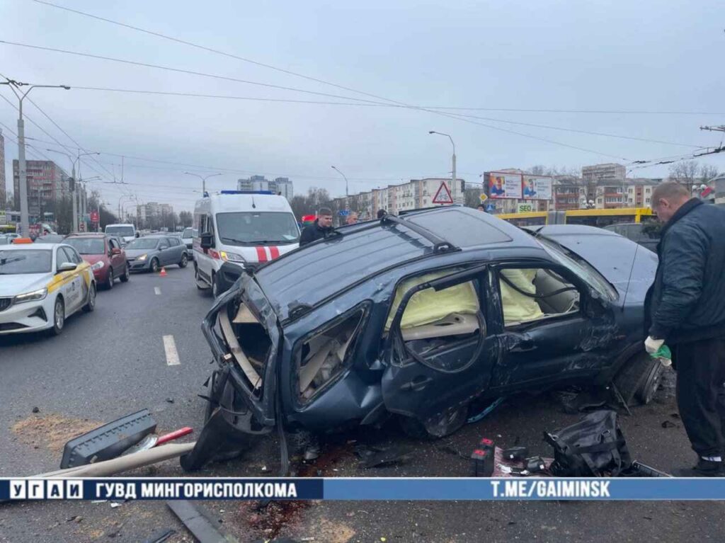 Серьезная авария с тремя автомобилями на проспекте Пушкина