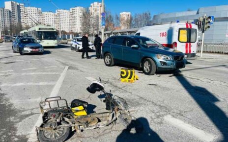 Самокатчик попал под колеса "Volvo", поехав на красный свет светофора