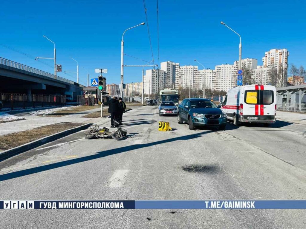 Самокатчик попал под колеса "Volvo", поехав на красный свет светофора