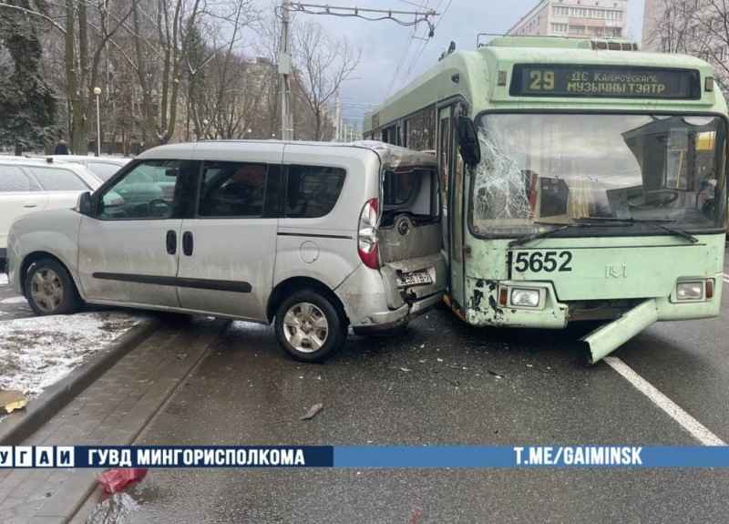 Опасный маневр задним ходом привел к аварии с троллейбусом