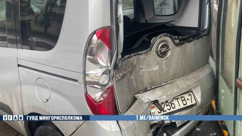 Опасный маневр задним ходом привел к аварии с троллейбусом