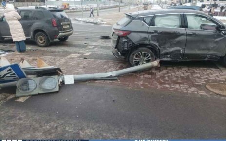 Серьезная авария на Николы Тесла. Разбиты три машины и светофор