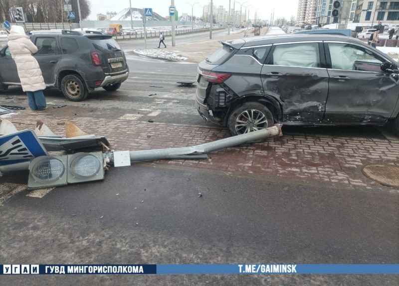 Серьезная авария на Николы Тесла. Разбиты три машины и светофор