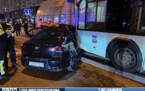 На пр. Дзержинского в Минске авария с троллейбусом. Пострадал пассажир легковушки