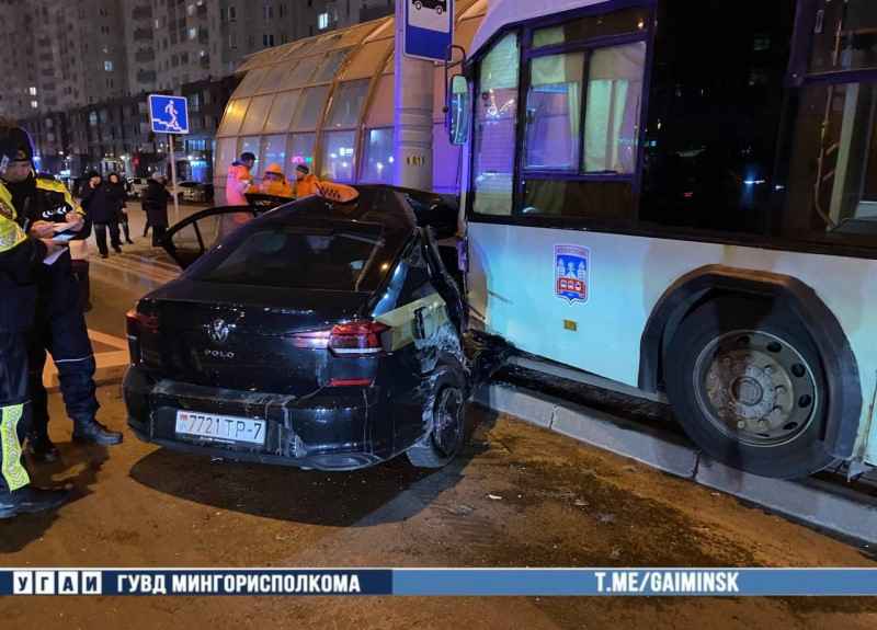 На пр. Дзержинского в Минске авария с троллейбусом. Пострадал пассажир легковушки