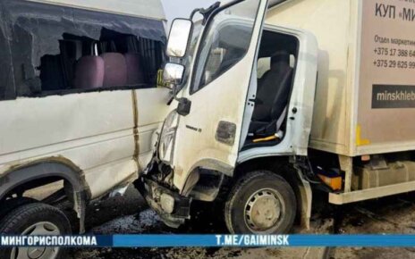 Водитель грузового авто врезался в маршрутку на Долгиновском тракте