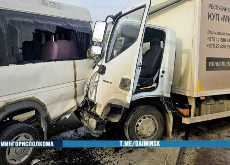 Водитель грузового авто врезался в маршрутку на Долгиновском тракте