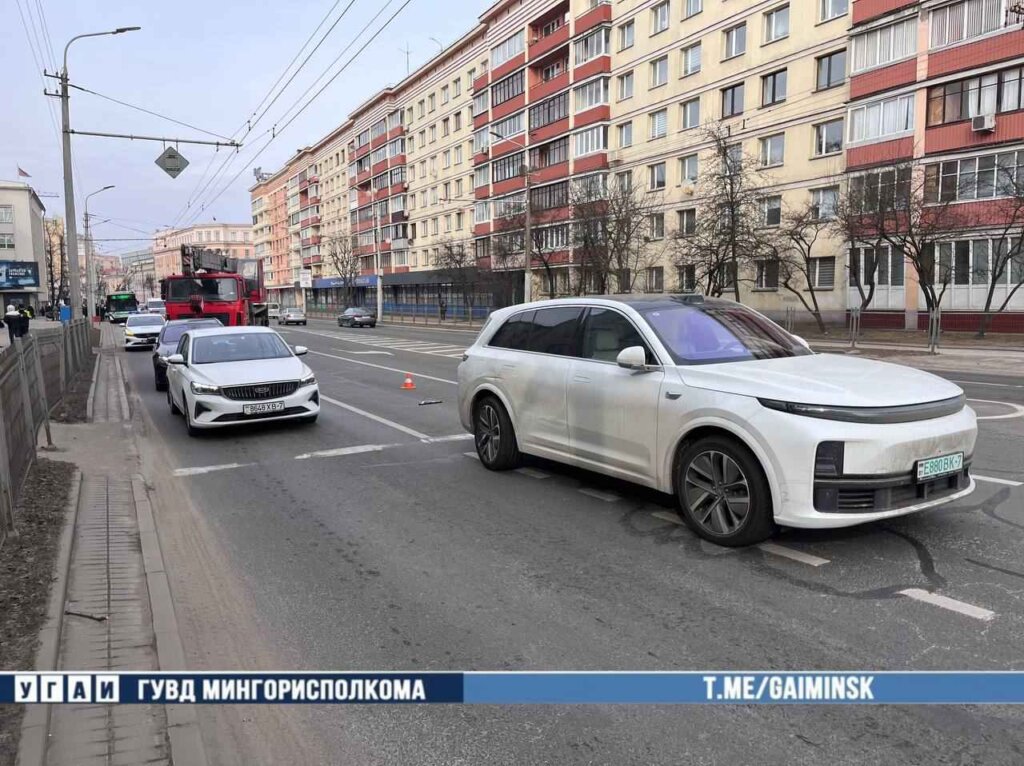 На Сурганова столкнулись «LiXiang» и «Toyota». Пострадал пешеход