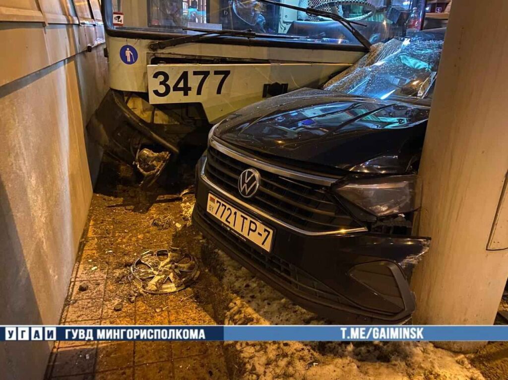 На пр. Дзержинского авария с троллейбусом. Пострадал пассажир легковушки