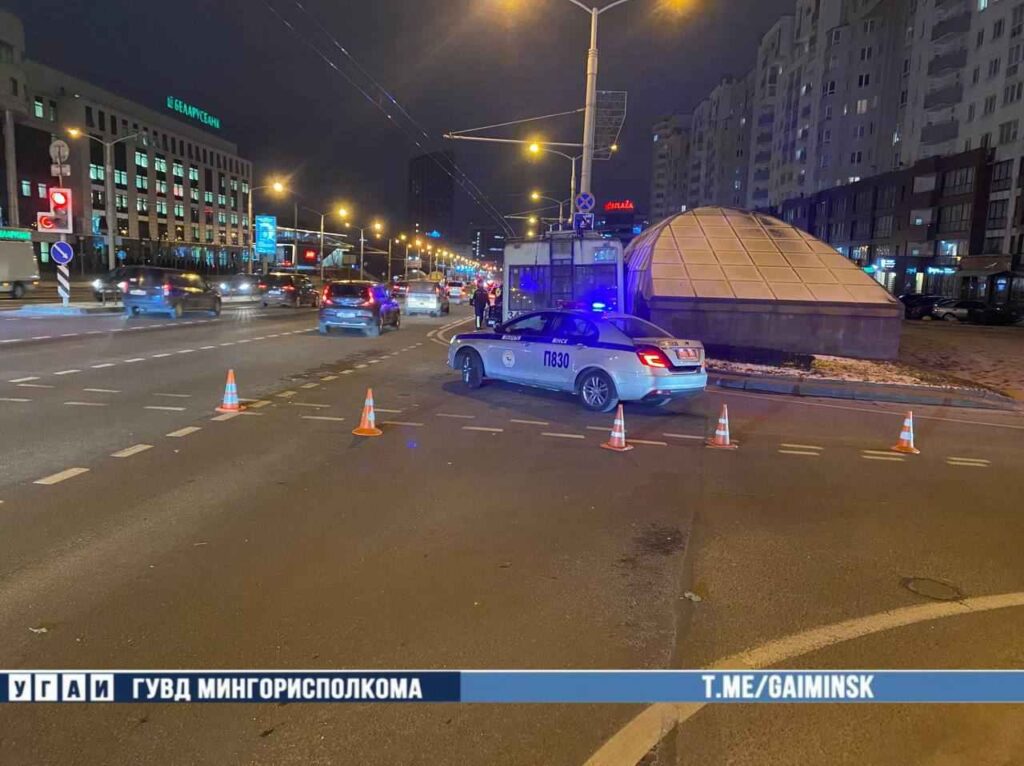 На пр. Дзержинского авария с троллейбусом. Пострадал пассажир легковушки