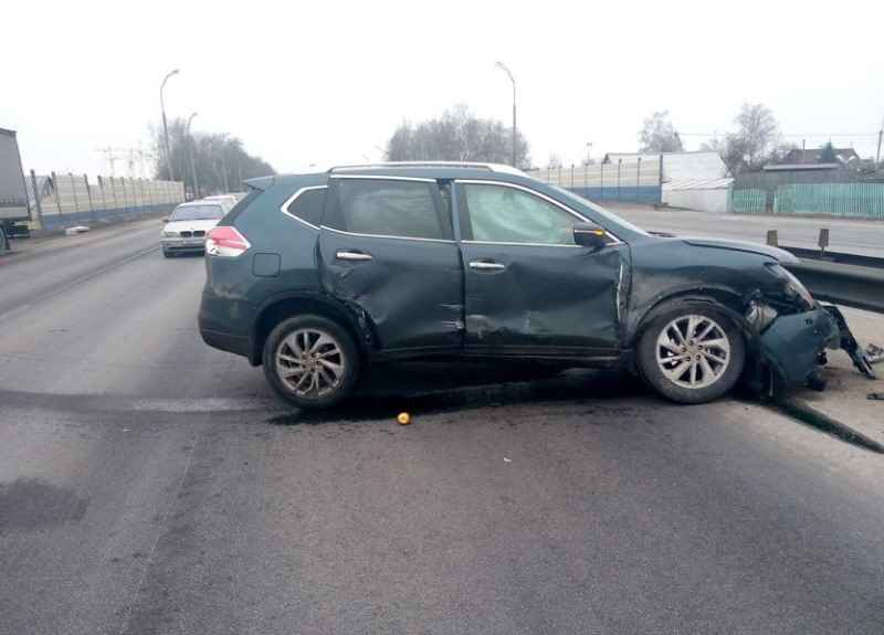 На трассе Минск-Дзержинск в аварию попали фура и две легковушки