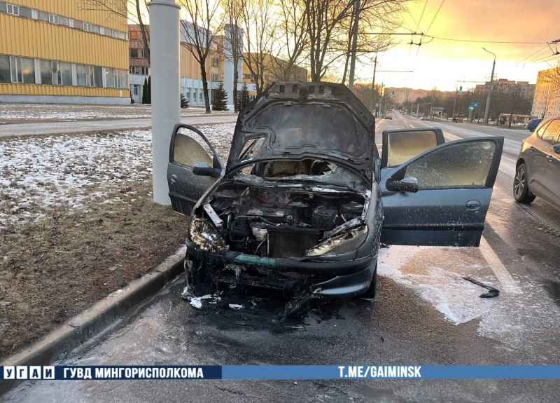 На улице Корженевского загорелся автомобиль