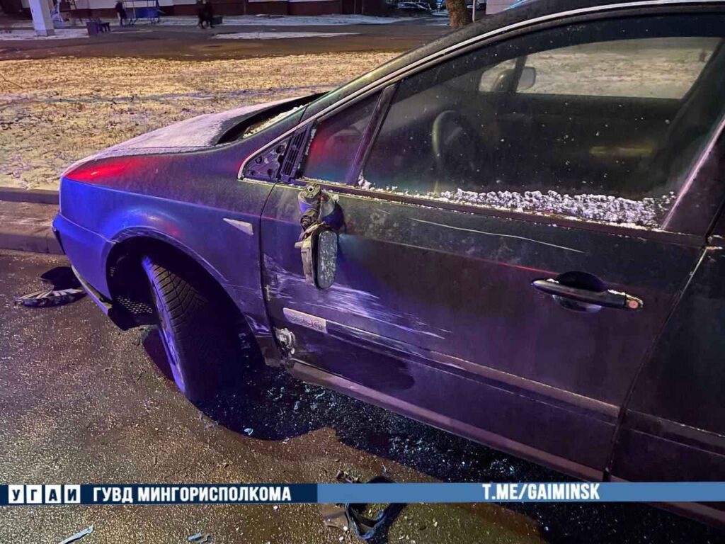 На улице «Жуковского» в Минске каршеринг врезался в дерево