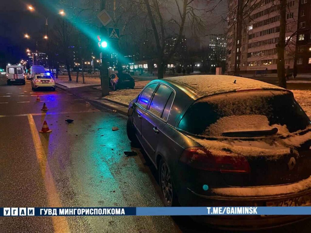На улице «Жуковского» в Минске каршеринг врезался в дерево