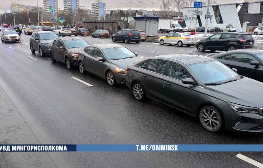 На Логойском тракте «паровоз» из четырех машин