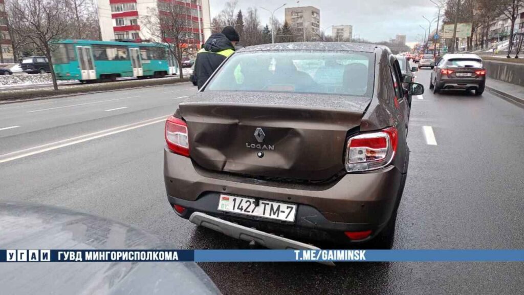 На Логойском тракте в Минске «паровоз» из четырех машин
