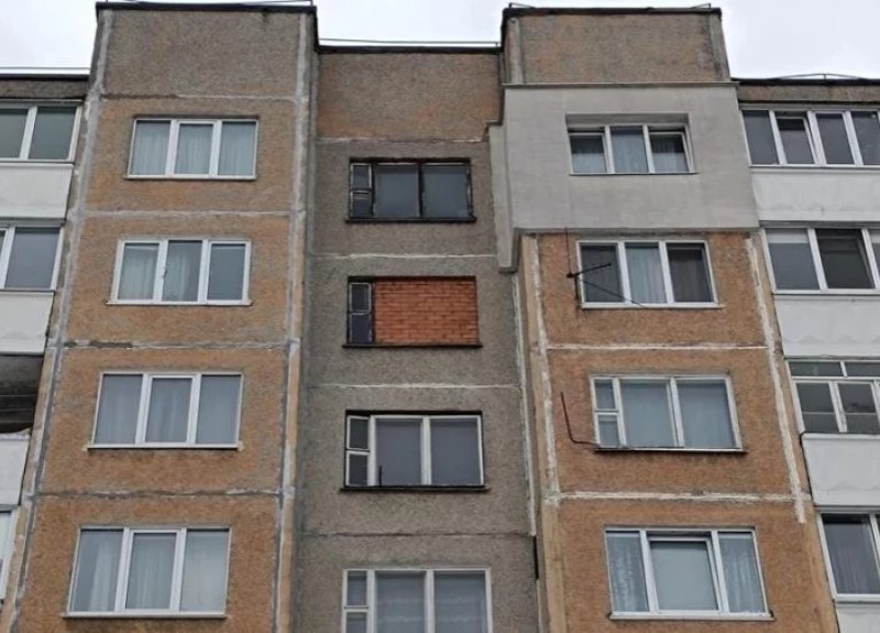 В Минске окно многоэтажки заложили кирпичами. Можно ли так?