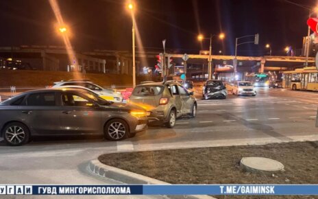 На Домашевской «Renault» врезался в «BYD», повернув в запрещенном месте