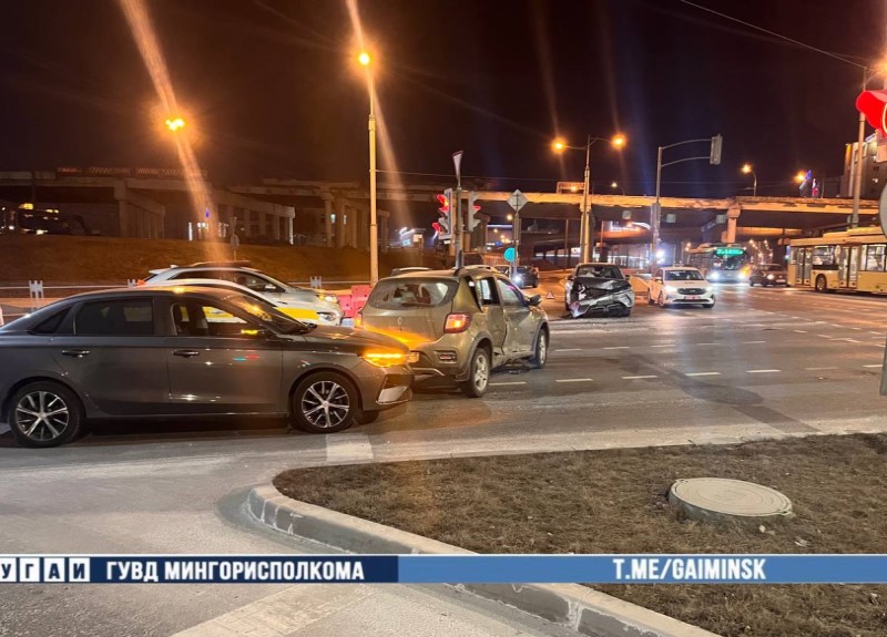 На Домашевской «Renault» врезался в «BYD», повернув в запрещенном месте