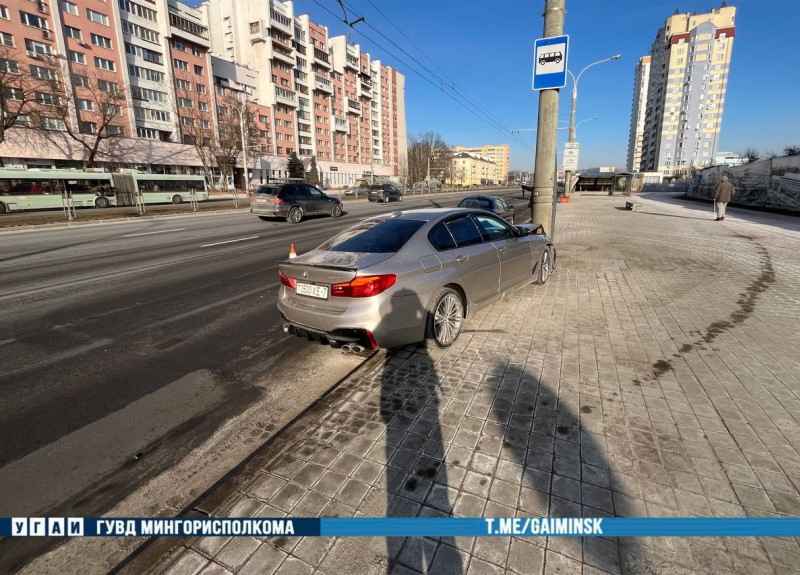 На Маяковского авария с двумя "BMW". Один врезался в столб