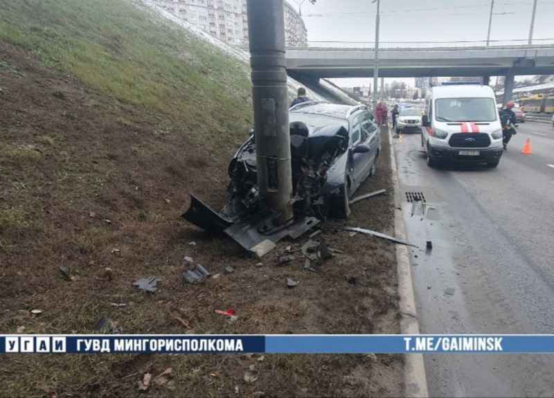 На пр. Жукова водитель врезался в столб — не справился с управлением