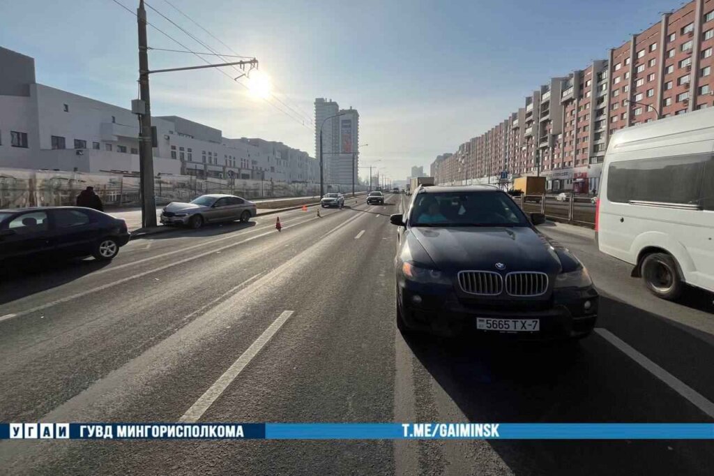 На Маяковского в Минске авария с двумя "BMW". Один врезался в столб