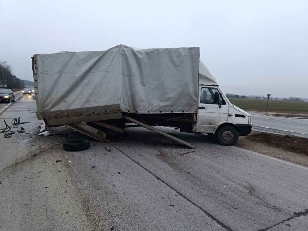 Водитель BMW погиб в аварии на дороге «Минск-Микашевичи». Столкнулись BMW и Iveco Daily