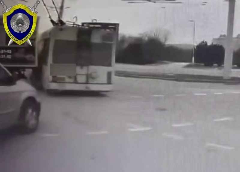 В Минске троллейбус сбил двух пешеходов - работников дорожной организации