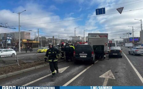 На Пушкинской серьезная авария с шестью автомобилями. Один перевернулся