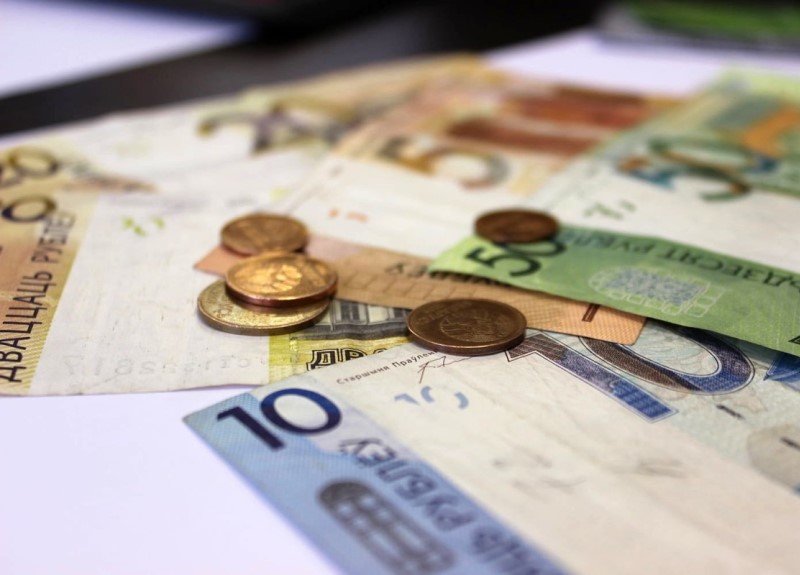 Белстат: женщины в Беларуси зарабатывают меньше мужчин