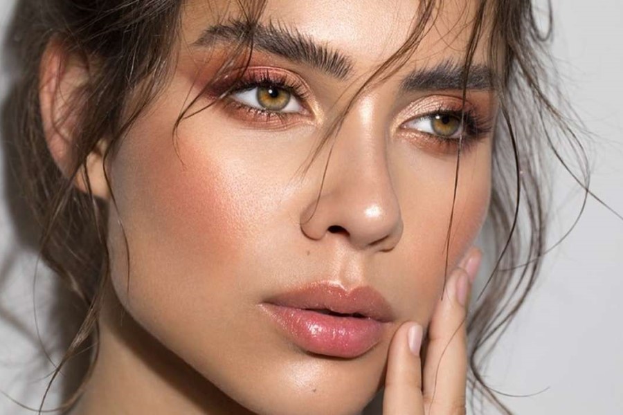 Как добиться эффекта сияющей «масляной» кожи: советы визажиста