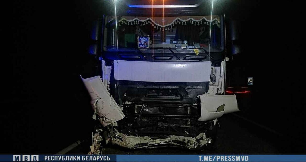 На Витебщине BMW врезался в фуру: погибли два человека