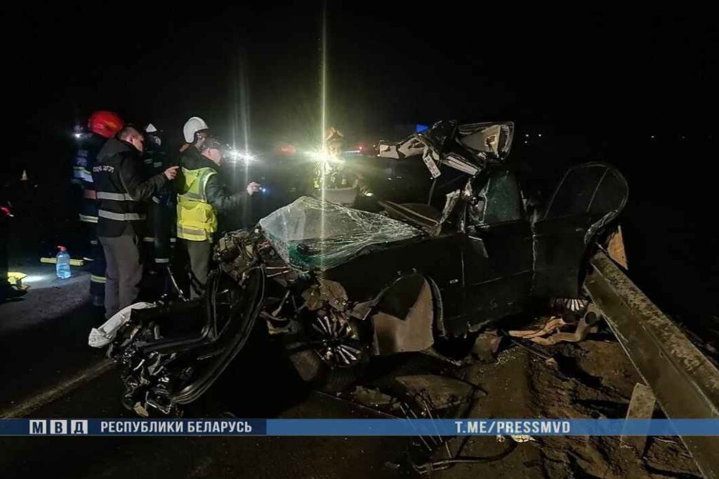 На Витебщине BMW врезался в фуру: погибли два человека