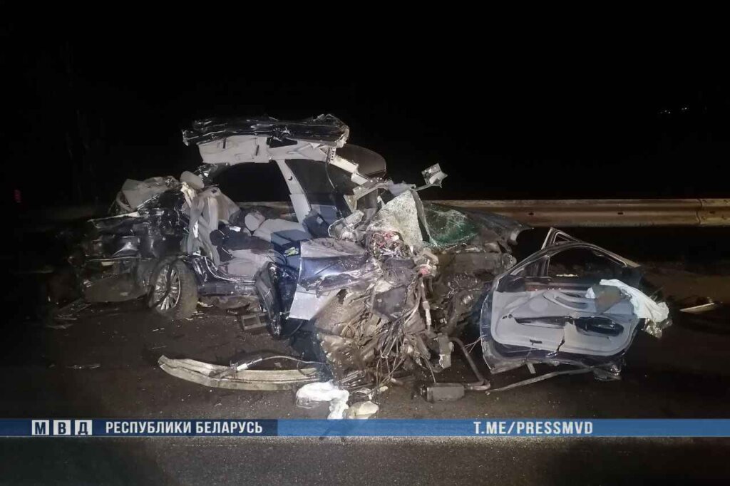 На Витебщине BMW врезался в фуру: погибли два человека