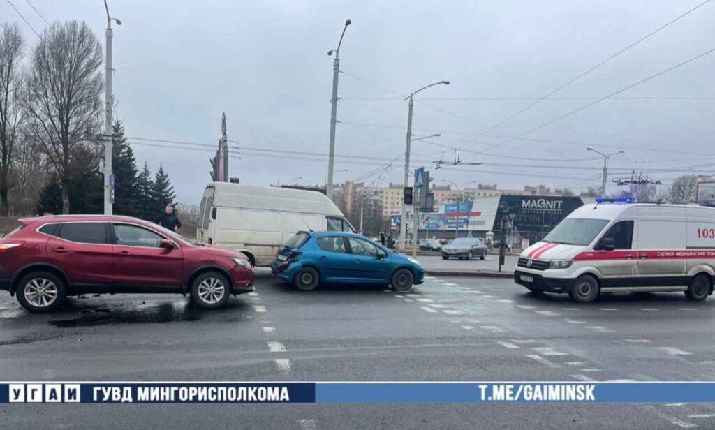 На пр. Дзержинского «Nissan» врезался в «Peugeot»