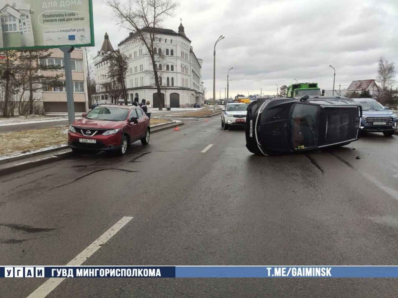 На улице Выготского перевернулась машина