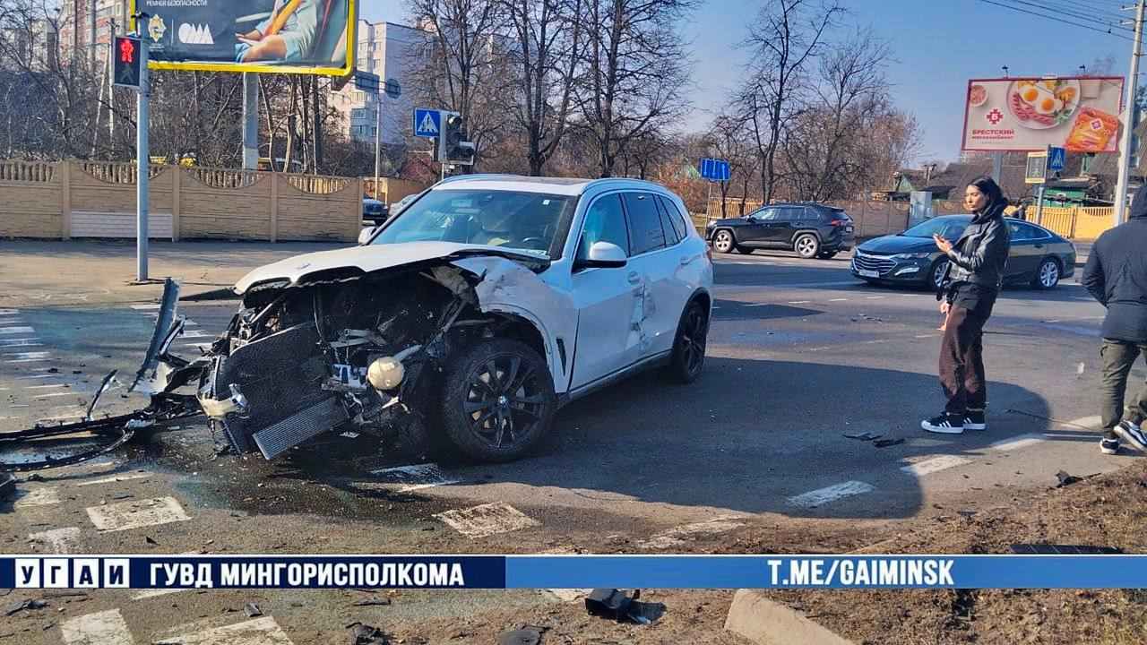 На Орловской Volvo поехал на красный и врезался в BMW
