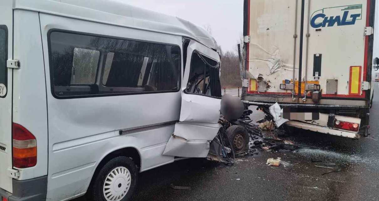 В Дубровенском районе водитель врезался в фуру и погиб