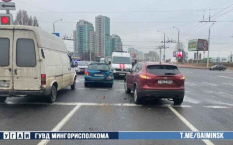 На пр. Дзержинского «Nissan» врезался в «Peugeot»